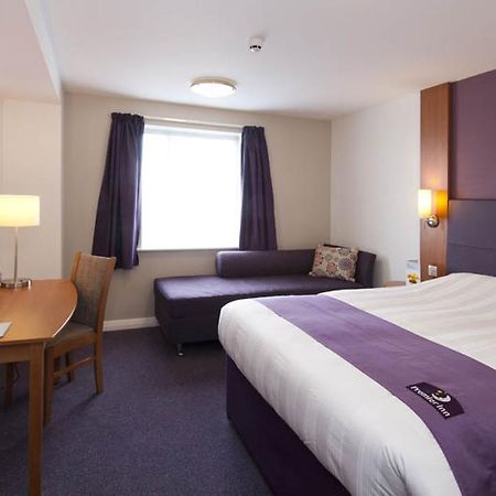 Premier Inn Bournemouth East ภายนอก รูปภาพ