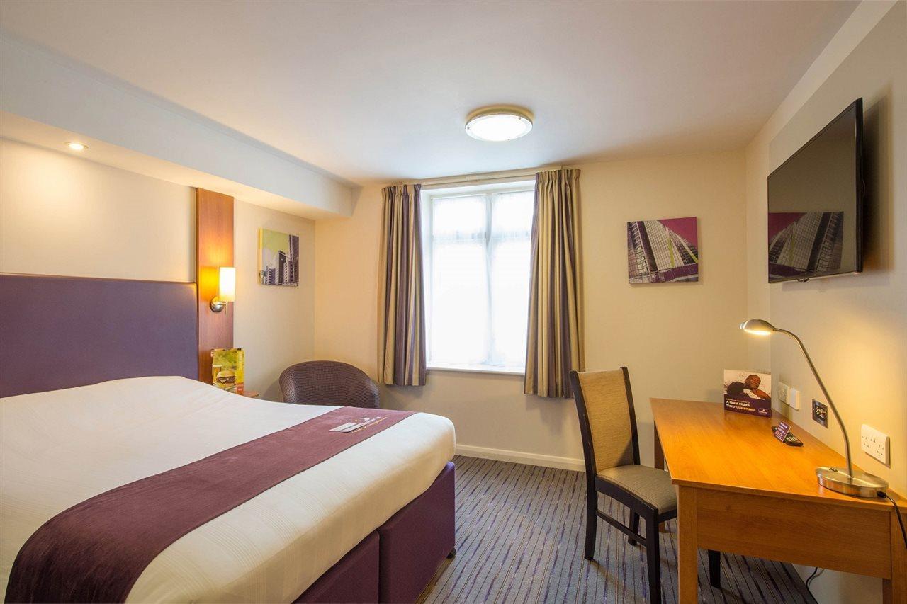 Premier Inn Bournemouth East ภายนอก รูปภาพ