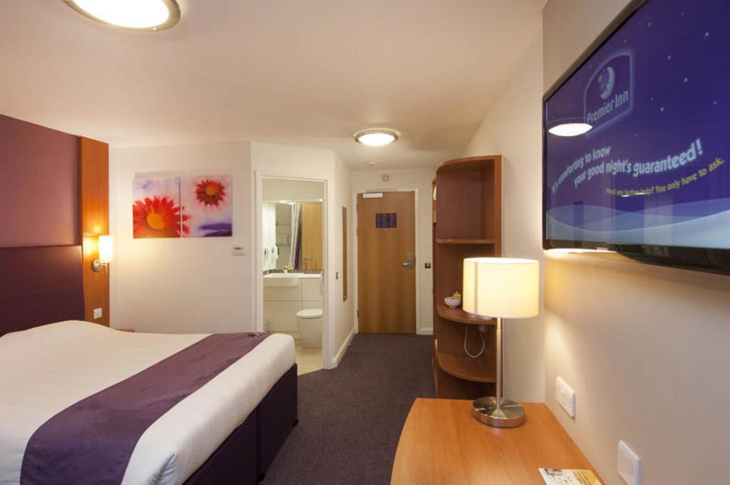 Premier Inn Bournemouth East ภายนอก รูปภาพ