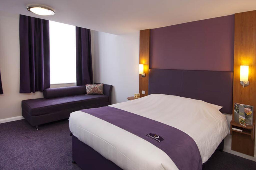 Premier Inn Bournemouth East ภายนอก รูปภาพ