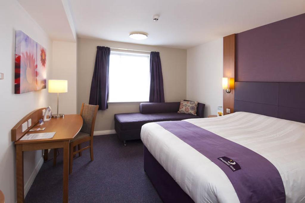 Premier Inn Bournemouth East ภายนอก รูปภาพ