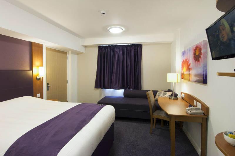 Premier Inn Bournemouth East ภายนอก รูปภาพ